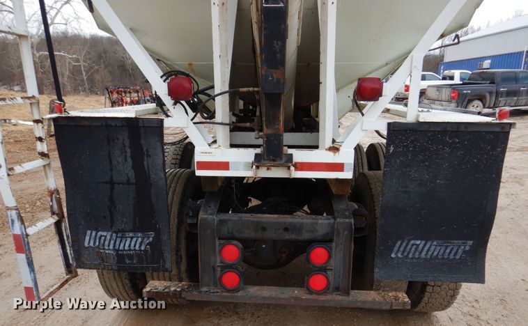 image for item DE7510 1990 International 9300  fertilizer delivery truck