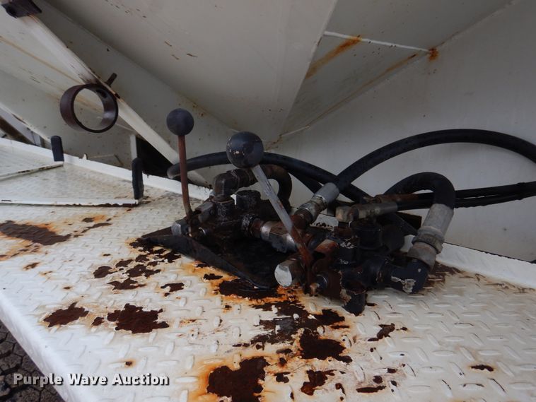 image for item DE7510 1990 International 9300  fertilizer delivery truck