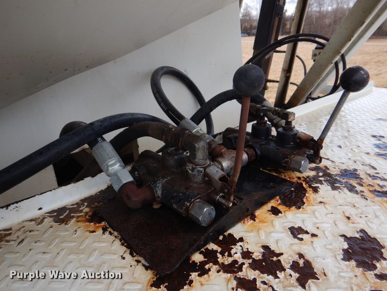 image for item DE7510 1990 International 9300  fertilizer delivery truck