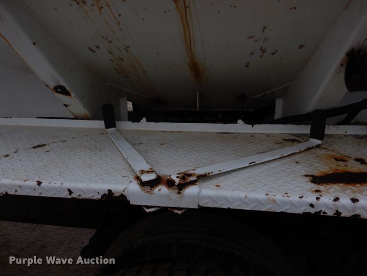 image for item DE7510 1990 International 9300  fertilizer delivery truck