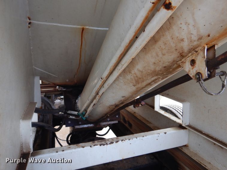 image for item DE7510 1990 International 9300  fertilizer delivery truck