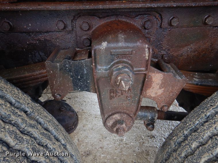 image for item DE7510 1990 International 9300  fertilizer delivery truck