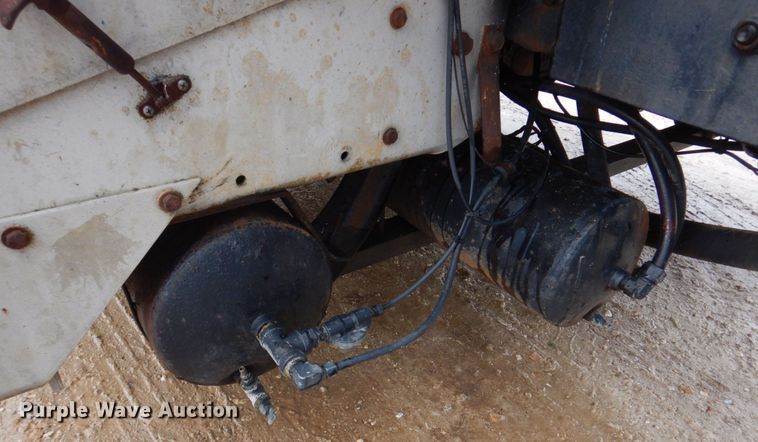 image for item DE7510 1990 International 9300  fertilizer delivery truck