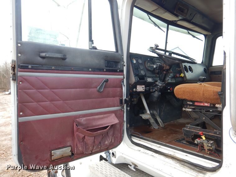 image for item DE7510 1990 International 9300  fertilizer delivery truck