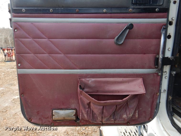 image for item DE7510 1990 International 9300  fertilizer delivery truck