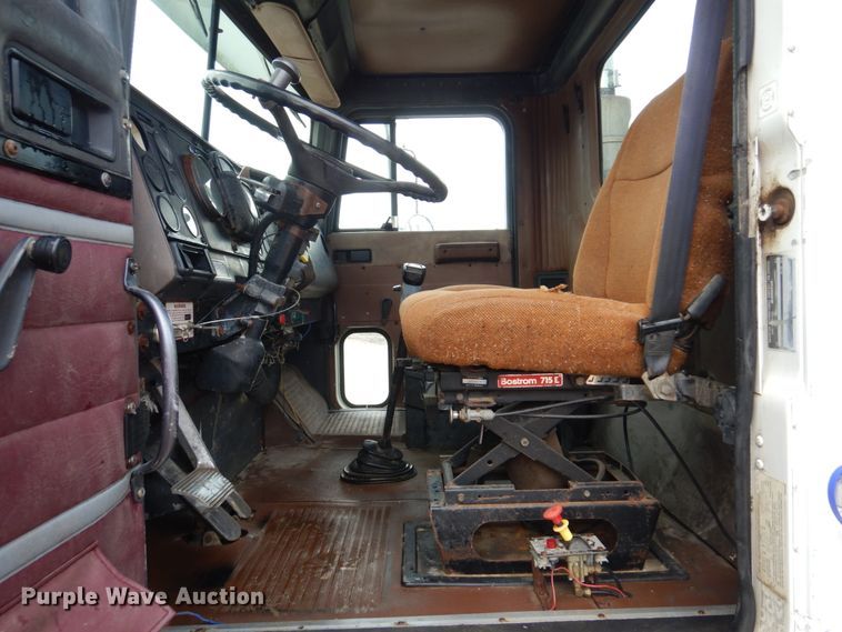 image for item DE7510 1990 International 9300  fertilizer delivery truck