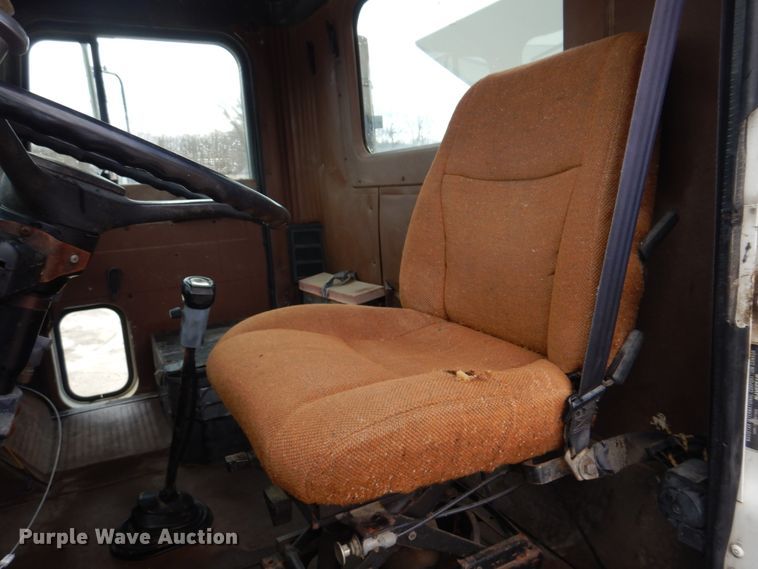 image for item DE7510 1990 International 9300  fertilizer delivery truck