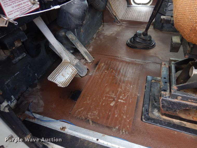 image for item DE7510 1990 International 9300  fertilizer delivery truck