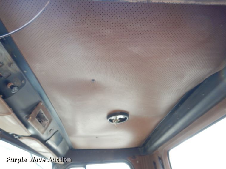 image for item DE7510 1990 International 9300  fertilizer delivery truck