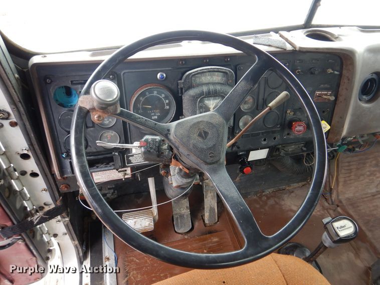 image for item DE7510 1990 International 9300  fertilizer delivery truck