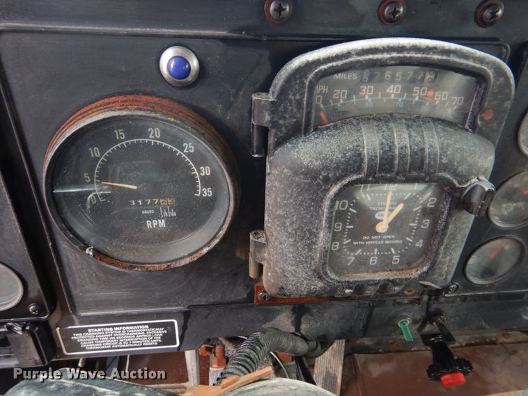 image for item DE7510 1990 International 9300  fertilizer delivery truck