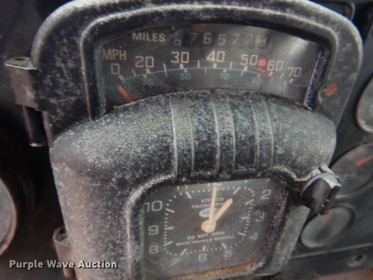 image for item DE7510 1990 International 9300  fertilizer delivery truck