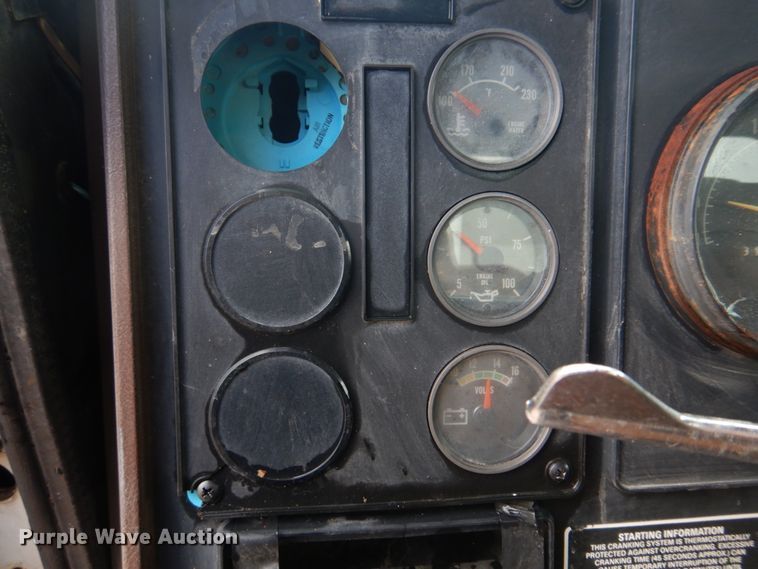 image for item DE7510 1990 International 9300  fertilizer delivery truck