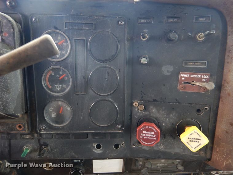 image for item DE7510 1990 International 9300  fertilizer delivery truck