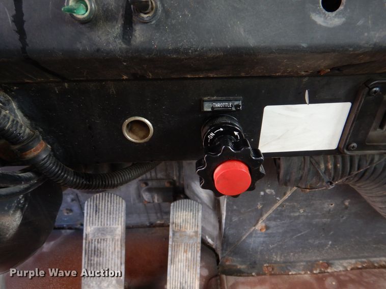 image for item DE7510 1990 International 9300  fertilizer delivery truck