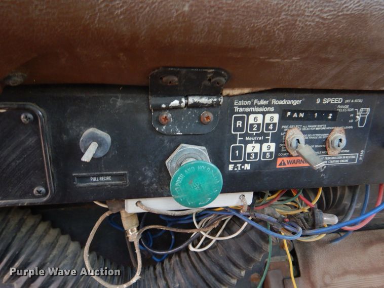 image for item DE7510 1990 International 9300  fertilizer delivery truck