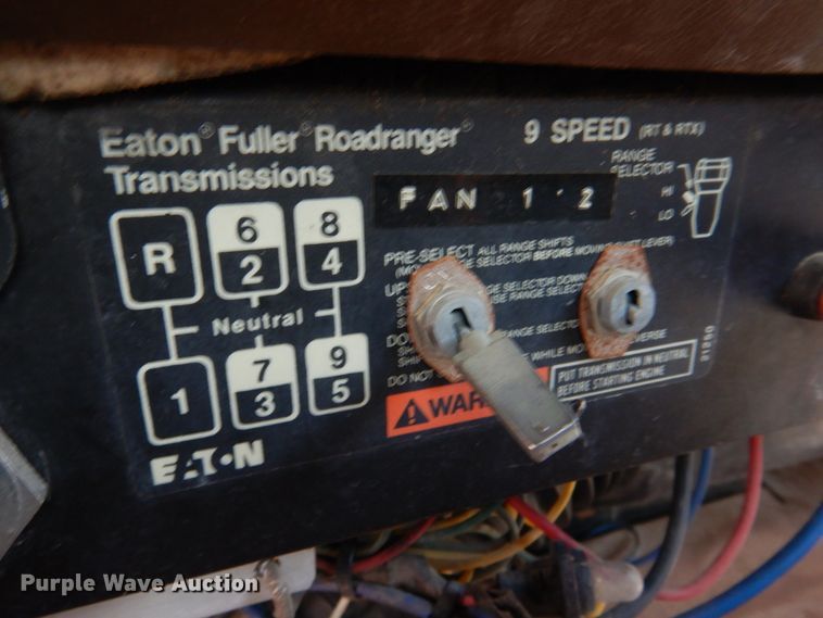 image for item DE7510 1990 International 9300  fertilizer delivery truck