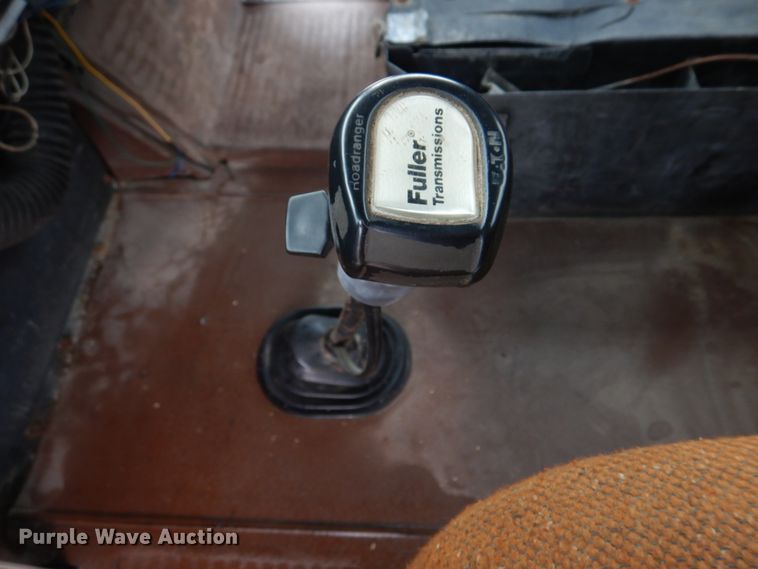 image for item DE7510 1990 International 9300  fertilizer delivery truck