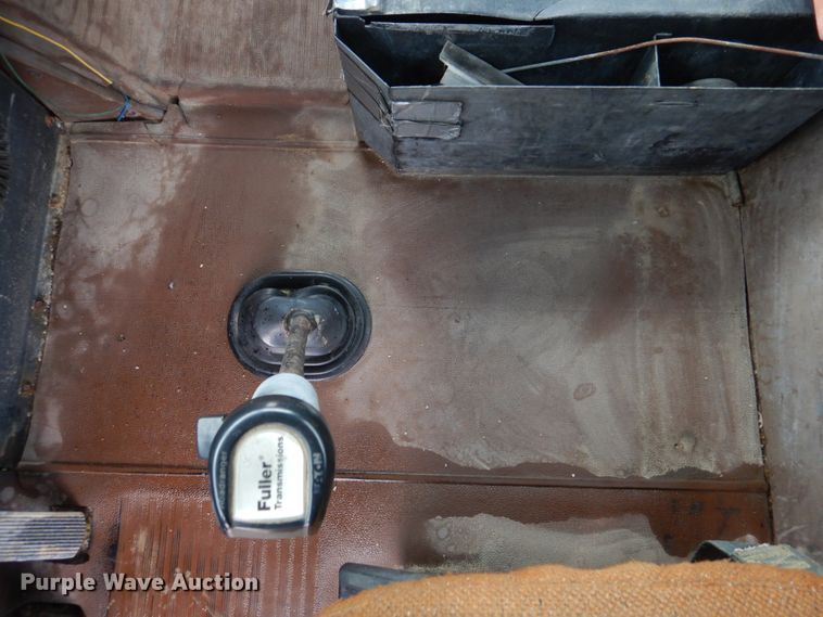 image for item DE7510 1990 International 9300  fertilizer delivery truck