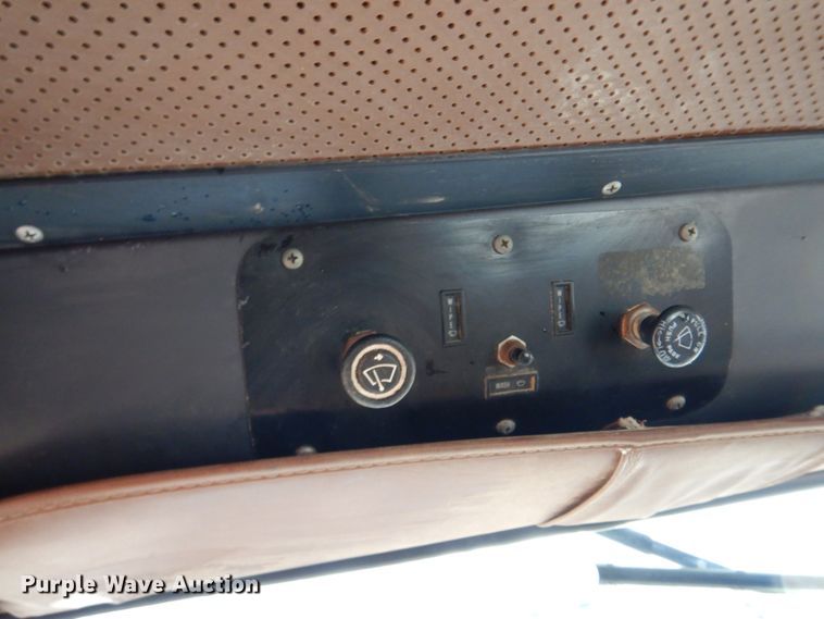 image for item DE7510 1990 International 9300  fertilizer delivery truck