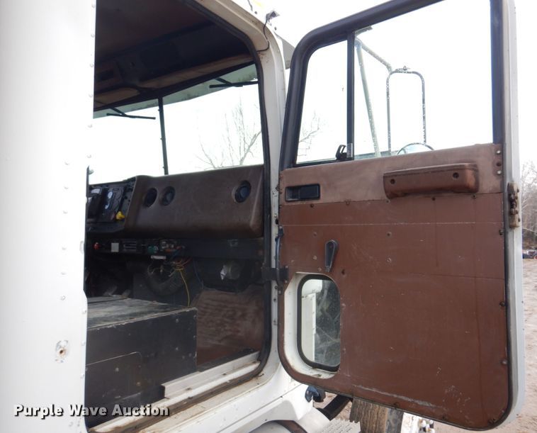 image for item DE7510 1990 International 9300  fertilizer delivery truck