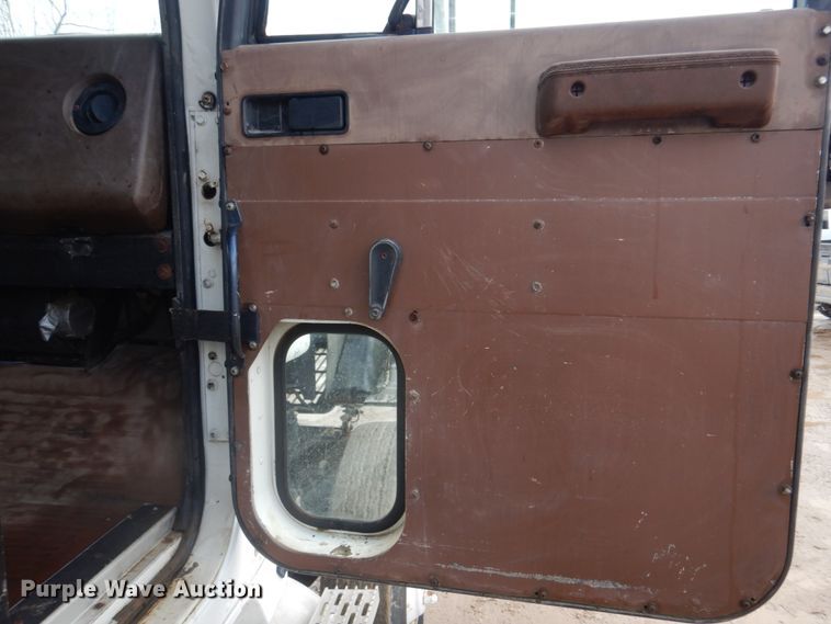 image for item DE7510 1990 International 9300  fertilizer delivery truck