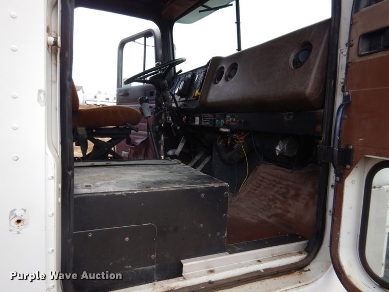 image for item DE7510 1990 International 9300  fertilizer delivery truck