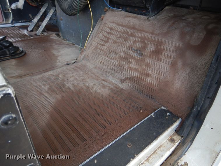 image for item DE7510 1990 International 9300  fertilizer delivery truck