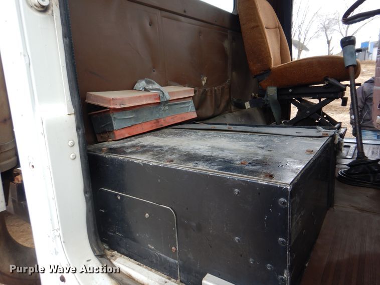 image for item DE7510 1990 International 9300  fertilizer delivery truck