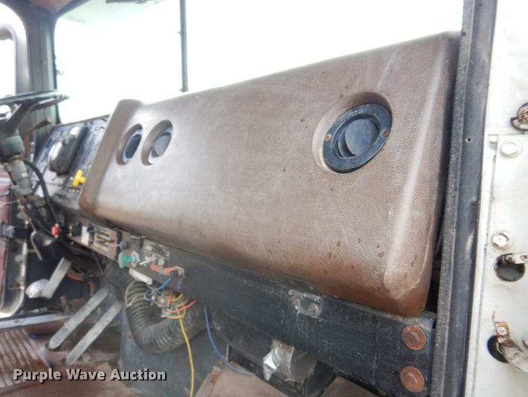 image for item DE7510 1990 International 9300  fertilizer delivery truck