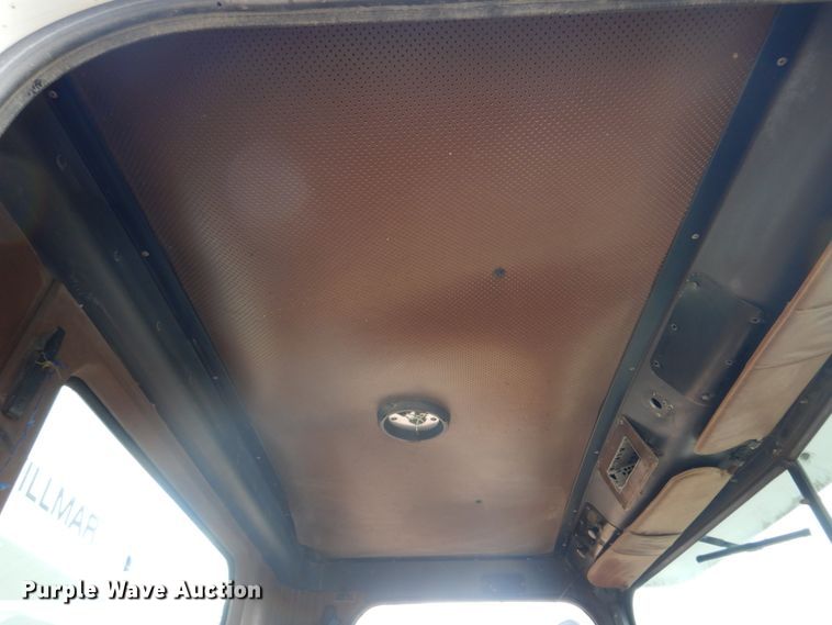 image for item DE7510 1990 International 9300  fertilizer delivery truck