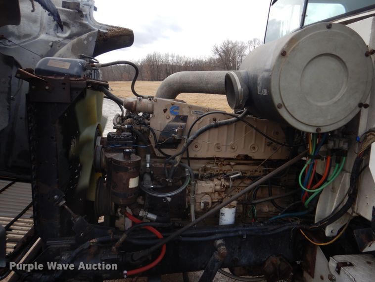 image for item DE7510 1990 International 9300  fertilizer delivery truck