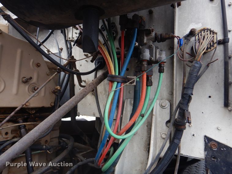 image for item DE7510 1990 International 9300  fertilizer delivery truck