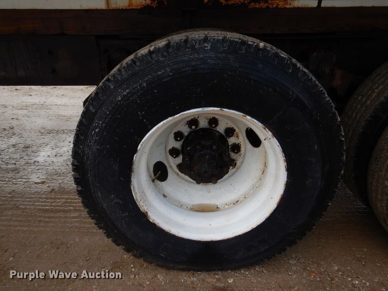 image for item DE7510 1990 International 9300  fertilizer delivery truck