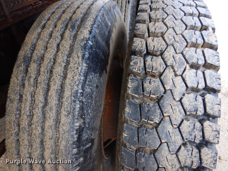 image for item DE7510 1990 International 9300  fertilizer delivery truck