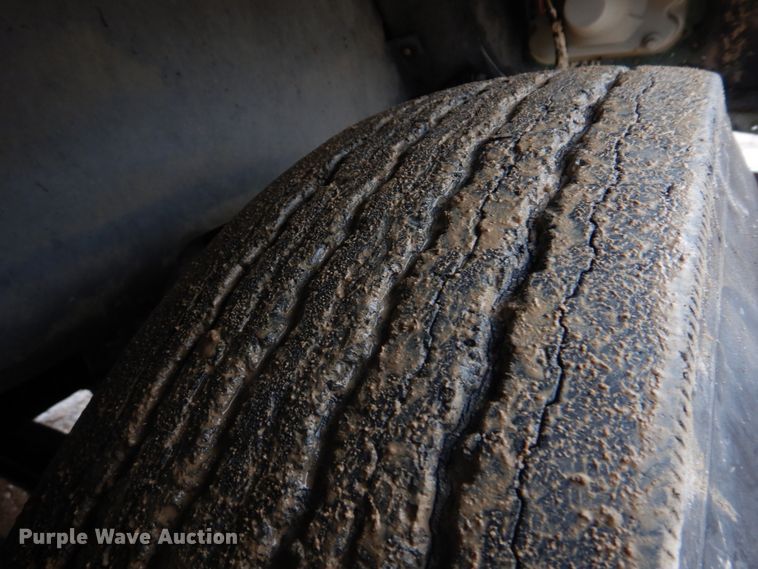 image for item DE7510 1990 International 9300  fertilizer delivery truck