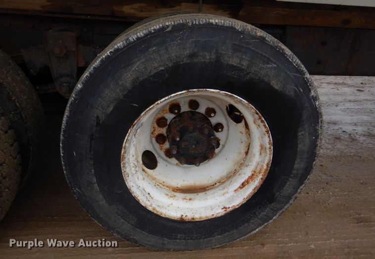 image for item DE7510 1990 International 9300  fertilizer delivery truck