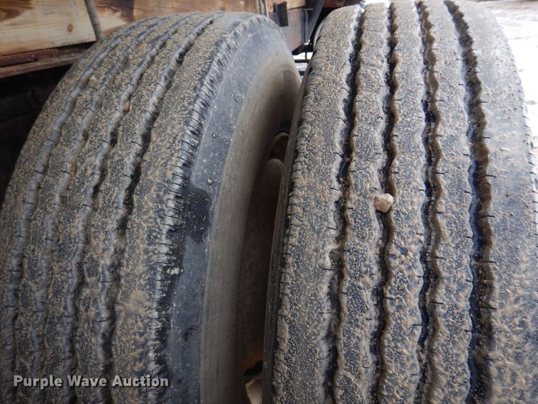 image for item DE7510 1990 International 9300  fertilizer delivery truck