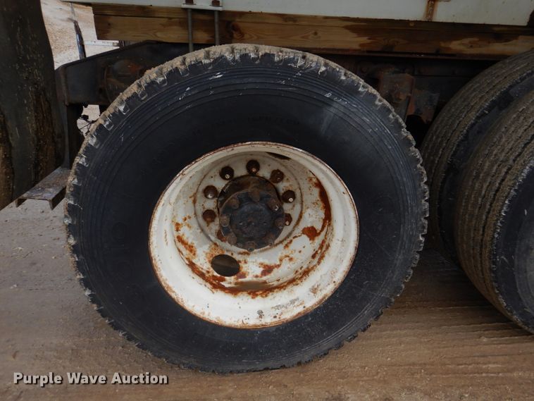 image for item DE7510 1990 International 9300  fertilizer delivery truck