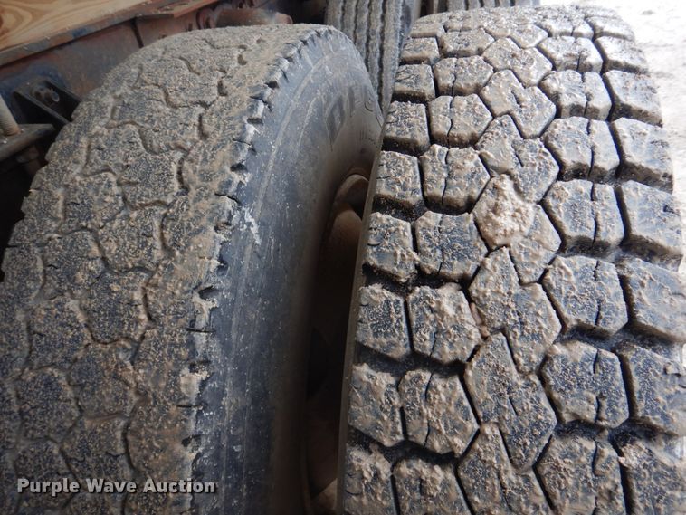 image for item DE7510 1990 International 9300  fertilizer delivery truck