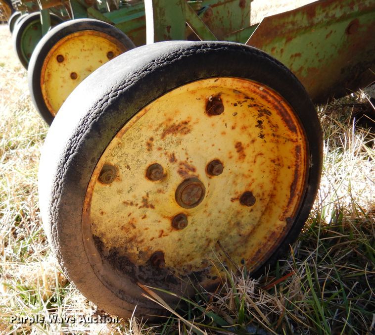 image for item DF0041 John Deere RG630  row crop cultivator