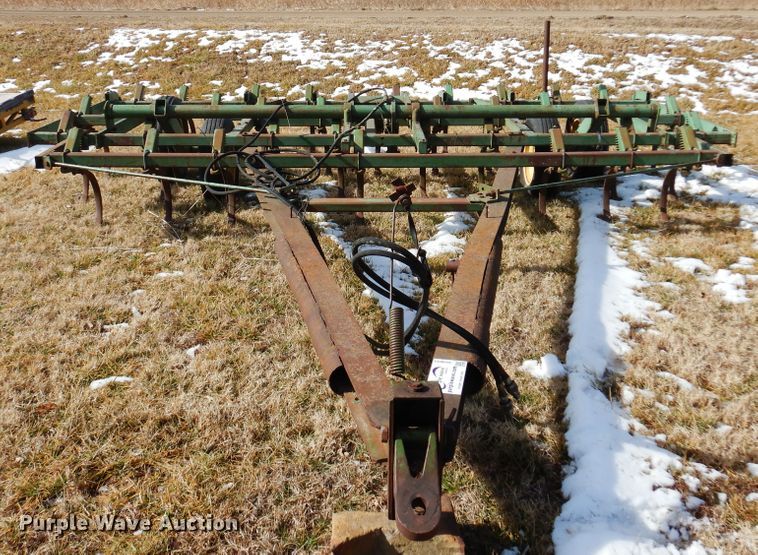 image for item DF0043 John Deere 1010  field cultivator
