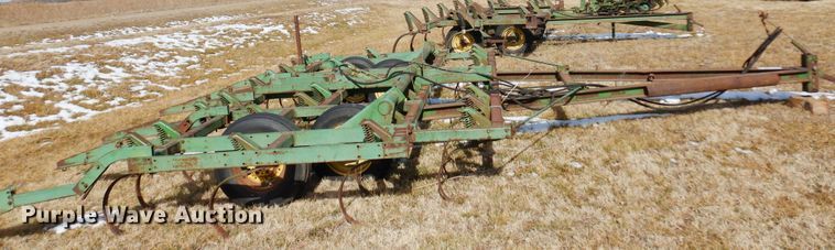 image for item DF0043 John Deere 1010  field cultivator
