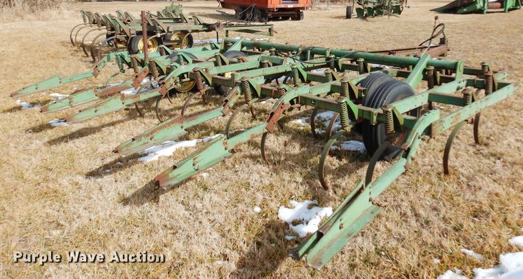image for item DF0043 John Deere 1010  field cultivator