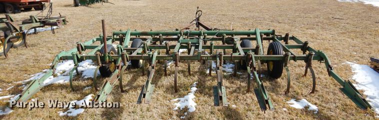 image for item DF0043 John Deere 1010  field cultivator