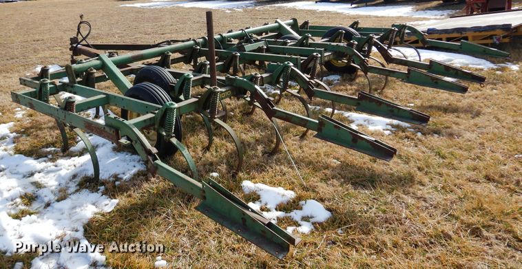 image for item DF0043 John Deere 1010  field cultivator