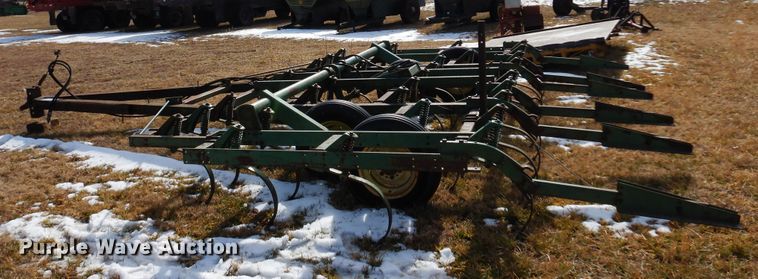 image for item DF0043 John Deere 1010  field cultivator