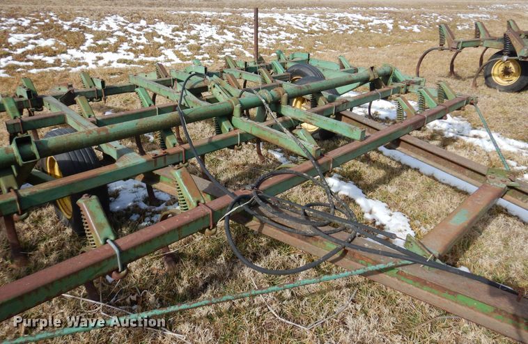 image for item DF0043 John Deere 1010  field cultivator