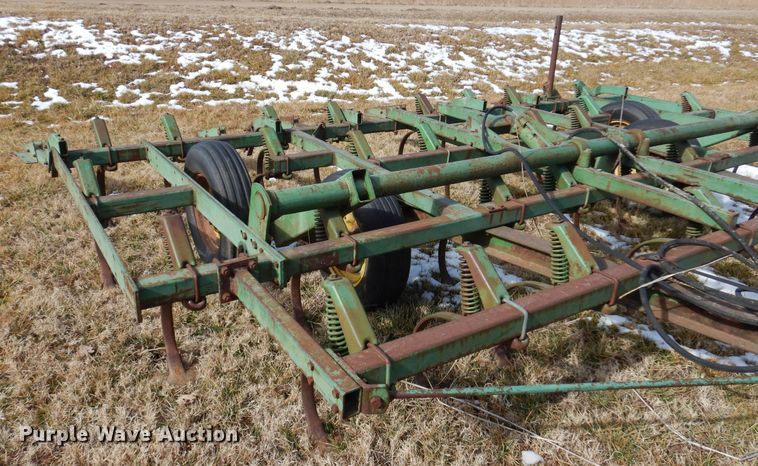 image for item DF0043 John Deere 1010  field cultivator