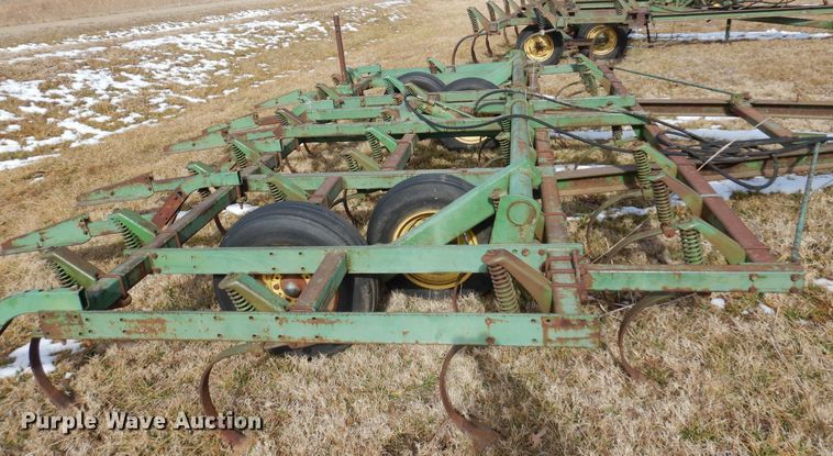 image for item DF0043 John Deere 1010  field cultivator